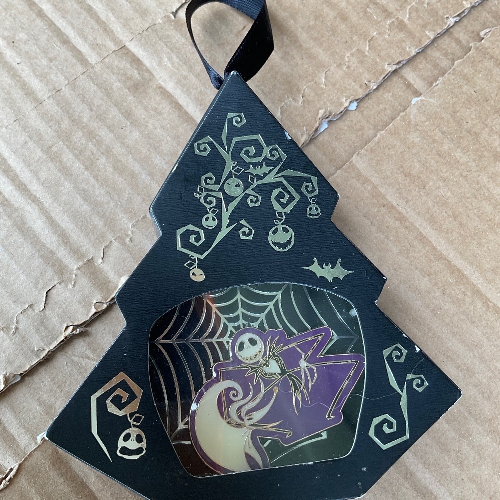 Disney nightmare before Christmas ornament pin